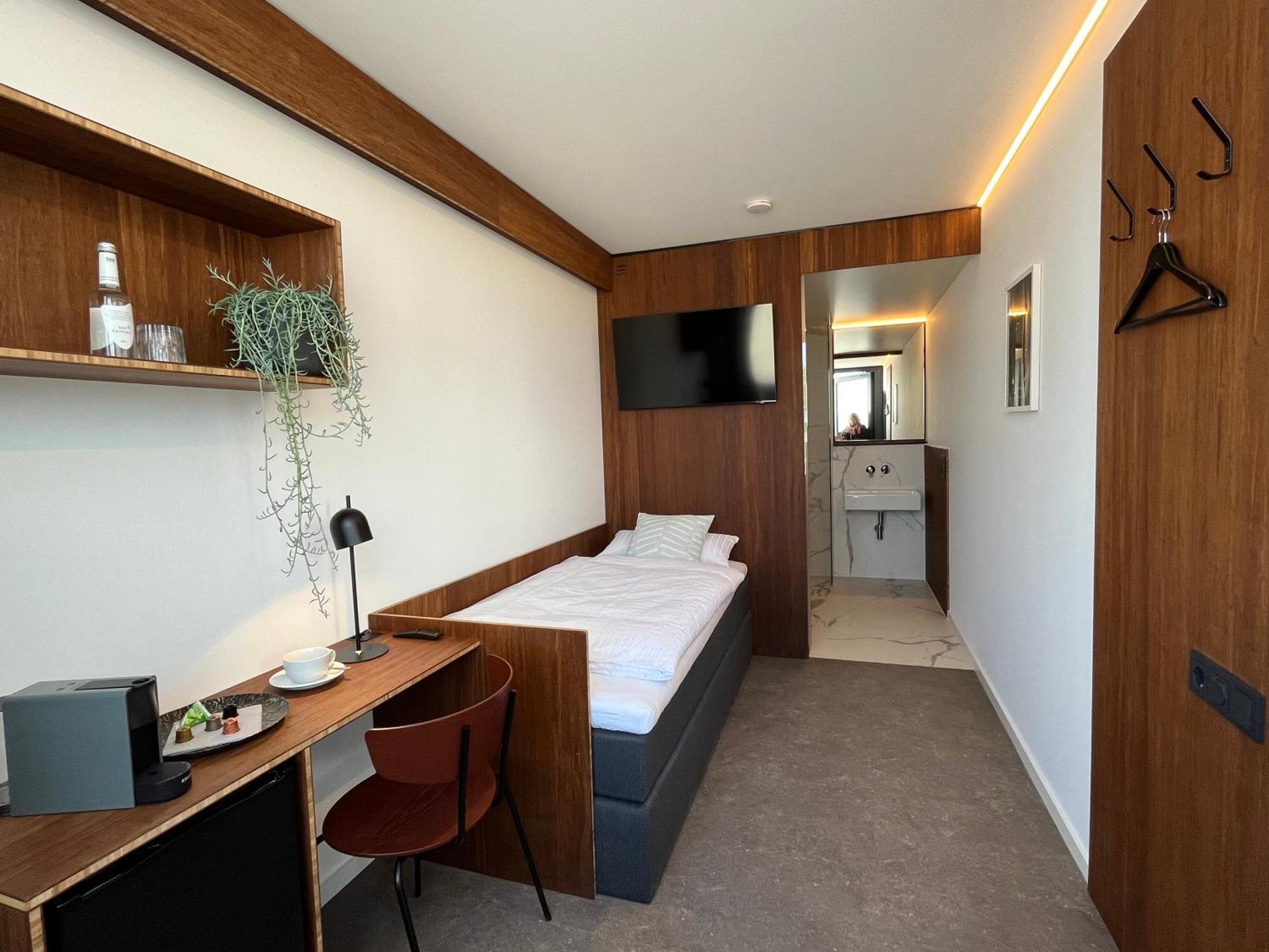 Tin Inn - Hueckelhoven - Das Hotel Aus Hochwertig Ausgebauten Ueberseecontainern Luaran gambar